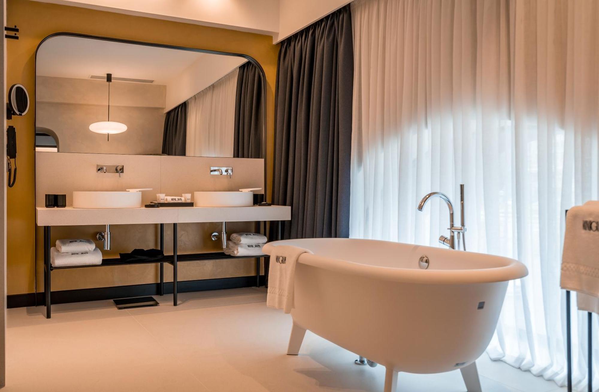 Monograph Freedom Square Hotell Tbilisi Exteriör bild Bathroom