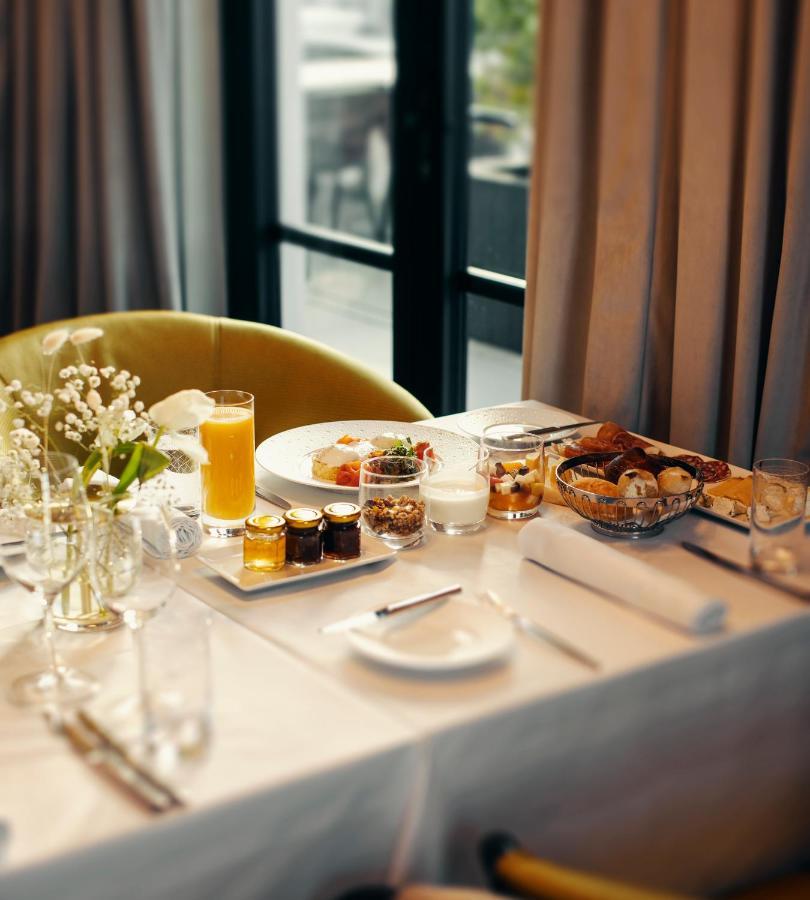Monograph Freedom Square Hotell Tbilisi Exteriör bild A breakfast table