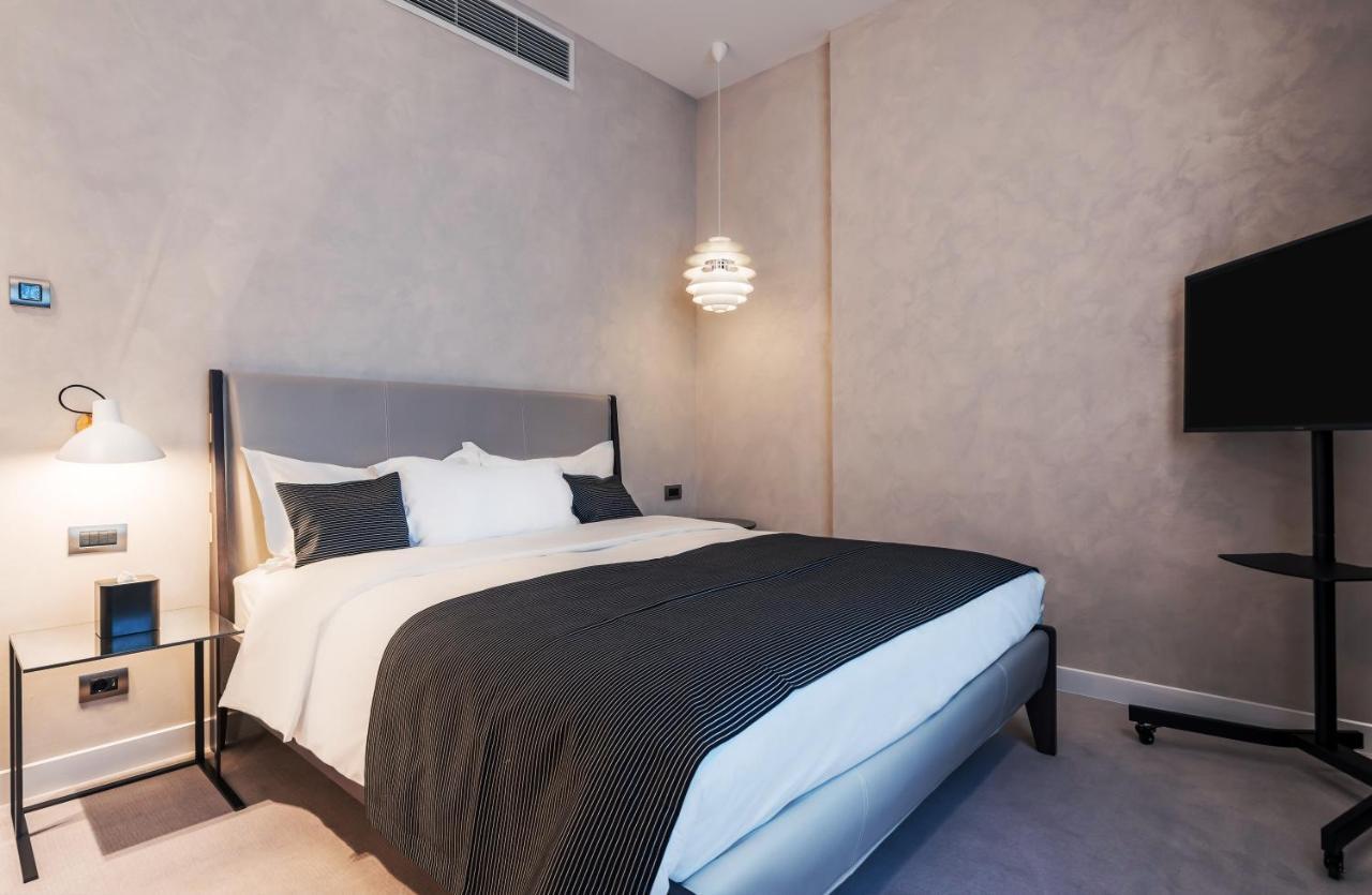 Monograph Freedom Square Hotell Tbilisi Exteriör bild A bedroom at the hotel