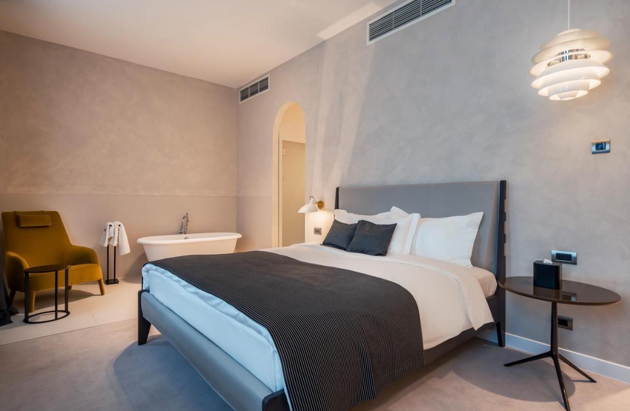 Monograph Freedom Square Hotell Tbilisi Exteriör bild