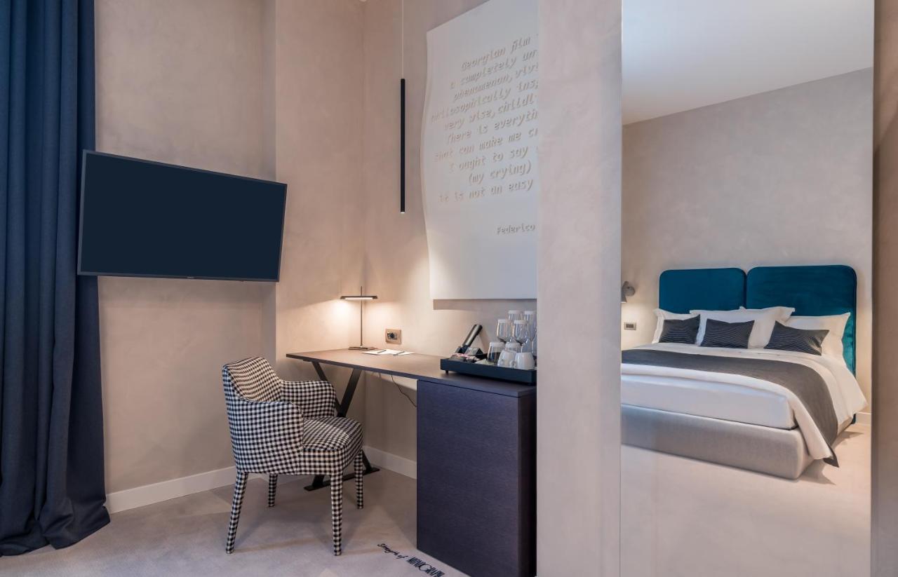 Monograph Freedom Square Hotell Tbilisi Exteriör bild A room at the hotel