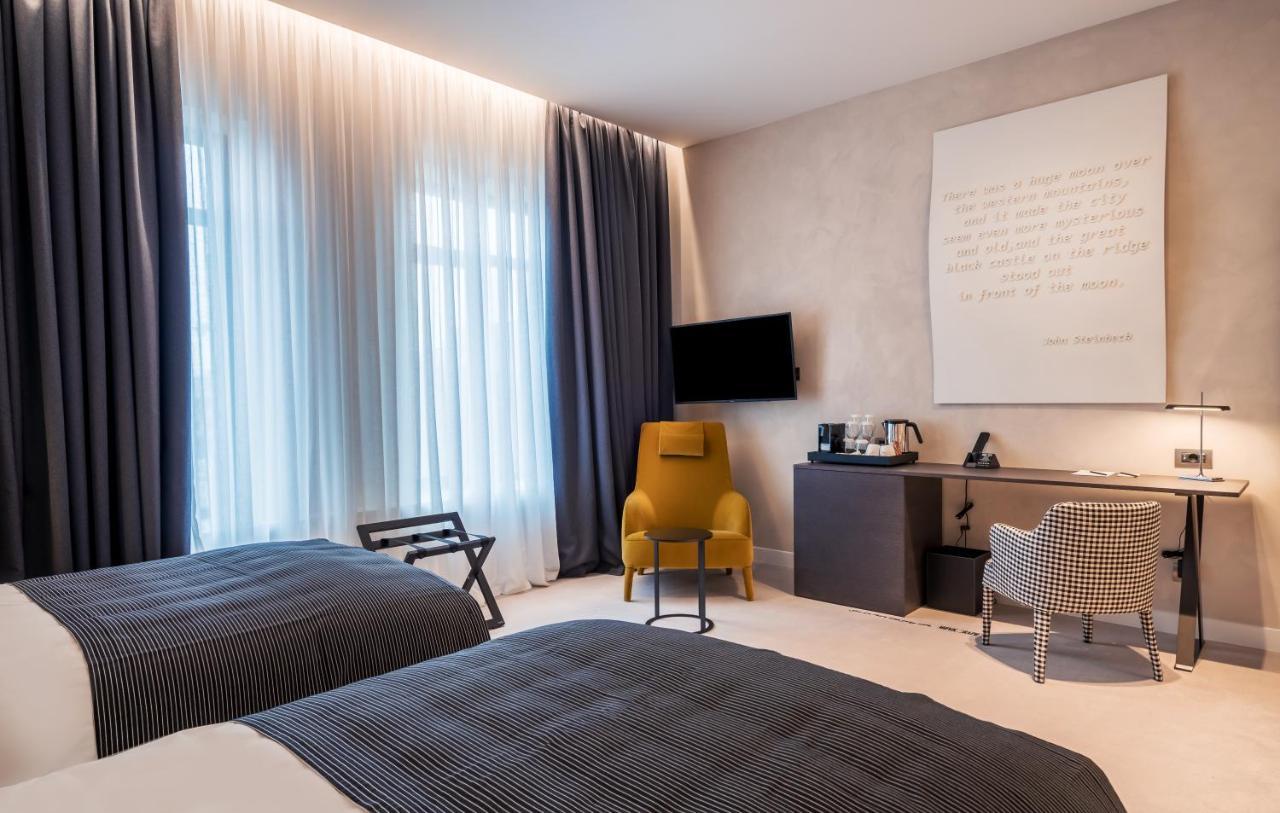 Monograph Freedom Square Hotell Tbilisi Exteriör bild