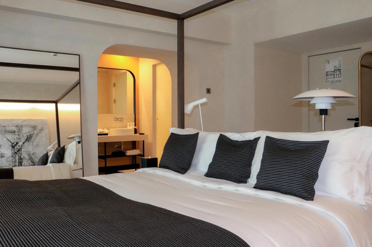 Monograph Freedom Square Hotell Tbilisi Exteriör bild A room at the hotel