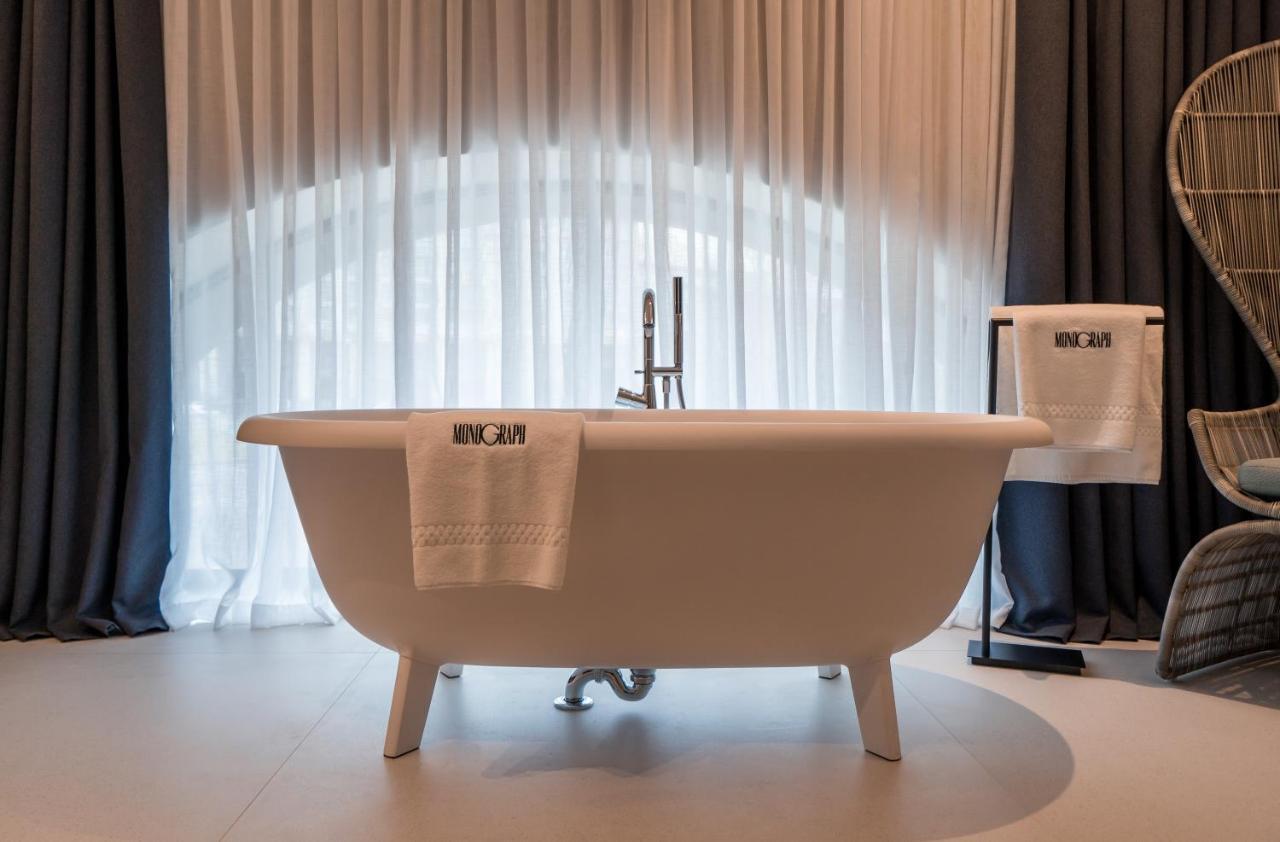 Monograph Freedom Square Hotell Tbilisi Exteriör bild A freestanding bathtub