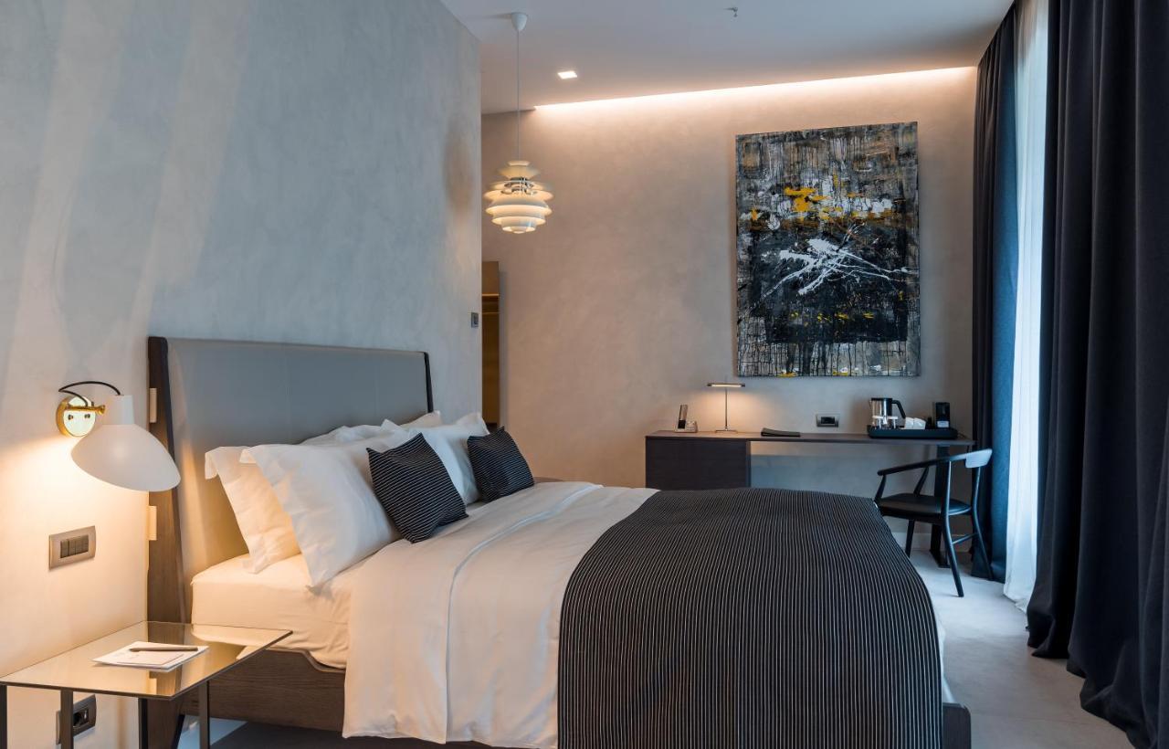 Monograph Freedom Square Hotell Tbilisi Exteriör bild A room at the hotel