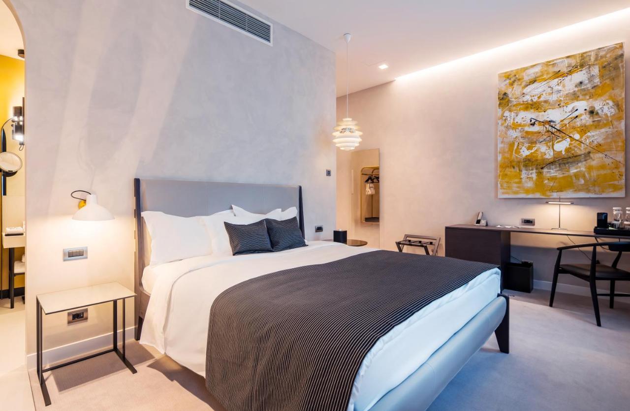 Monograph Freedom Square Hotell Tbilisi Exteriör bild Deluxe room