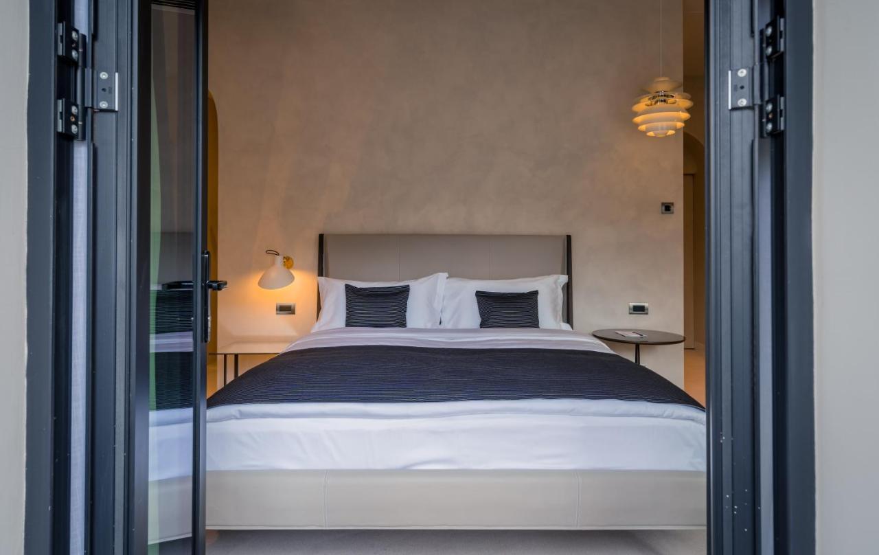 Monograph Freedom Square Hotell Tbilisi Exteriör bild A bedroom at the hotel