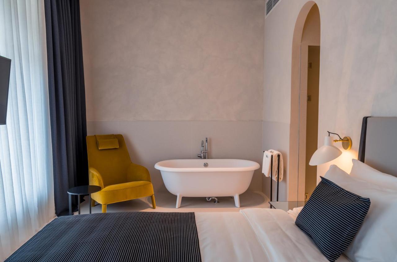 Monograph Freedom Square Hotell Tbilisi Exteriör bild A room at the hotel