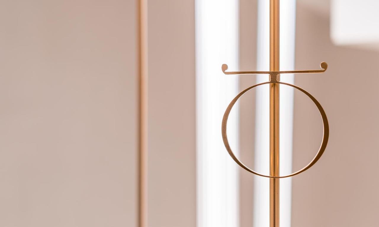 Monograph Freedom Square Hotell Tbilisi Exteriör bild Detail of the door handle