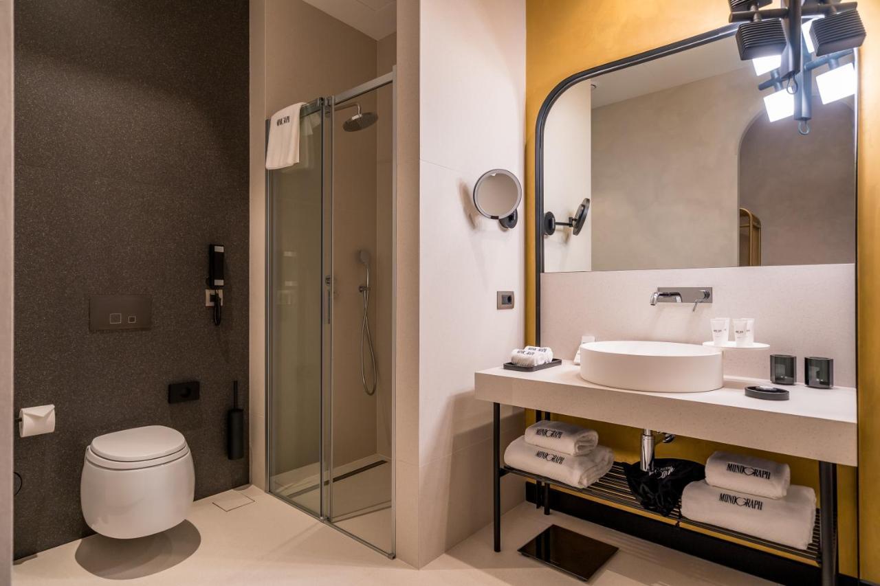 Monograph Freedom Square Hotell Tbilisi Exteriör bild Bathroom