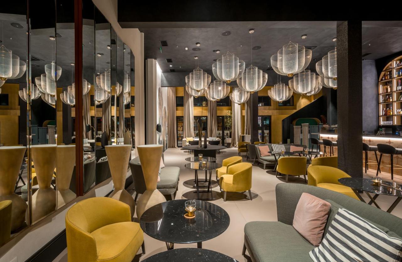 Monograph Freedom Square Hotell Tbilisi Exteriör bild The interior of the RITZ-CARLTON, Tsim Sha Tsui, Hong Kong